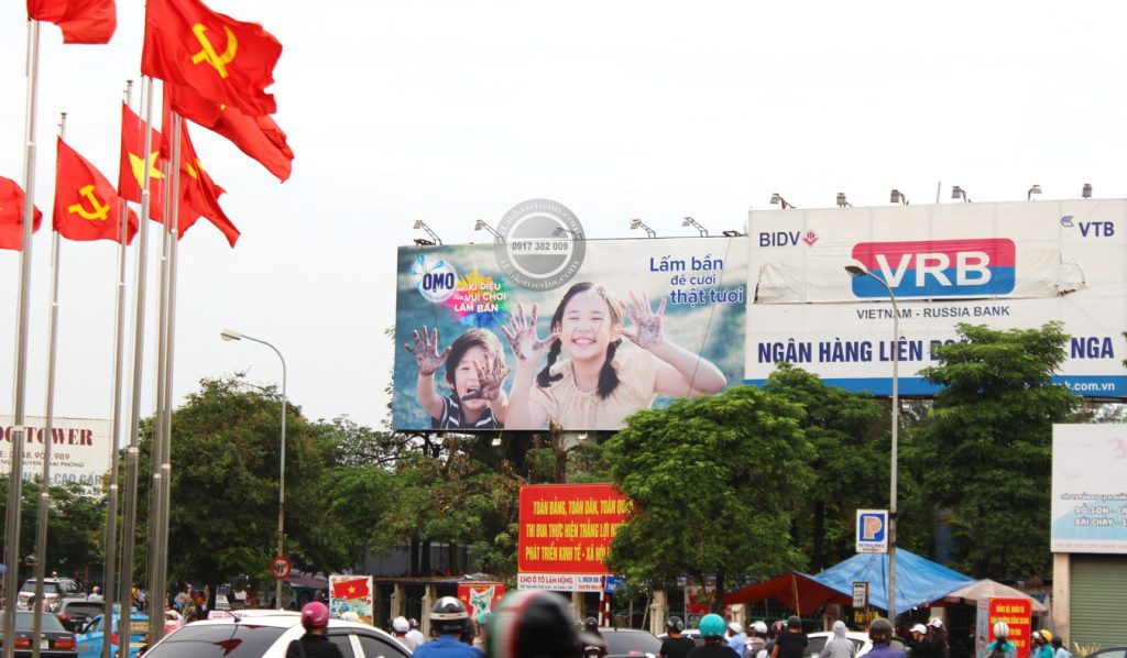 Bảng quảng cáo tại vòng xoay