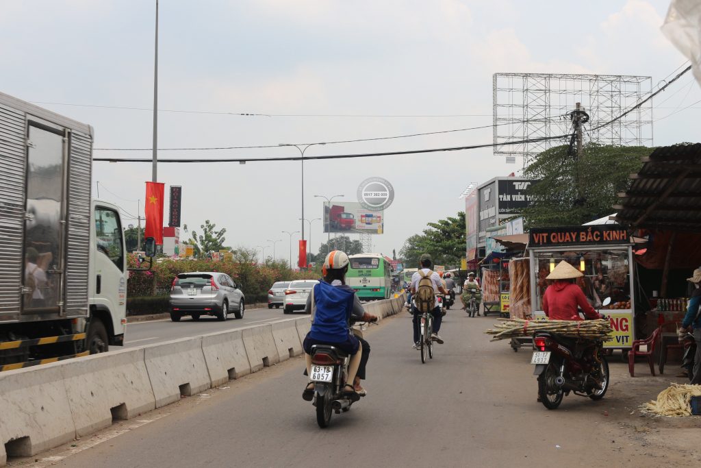 Pano quảng cáo trên quốc lộ