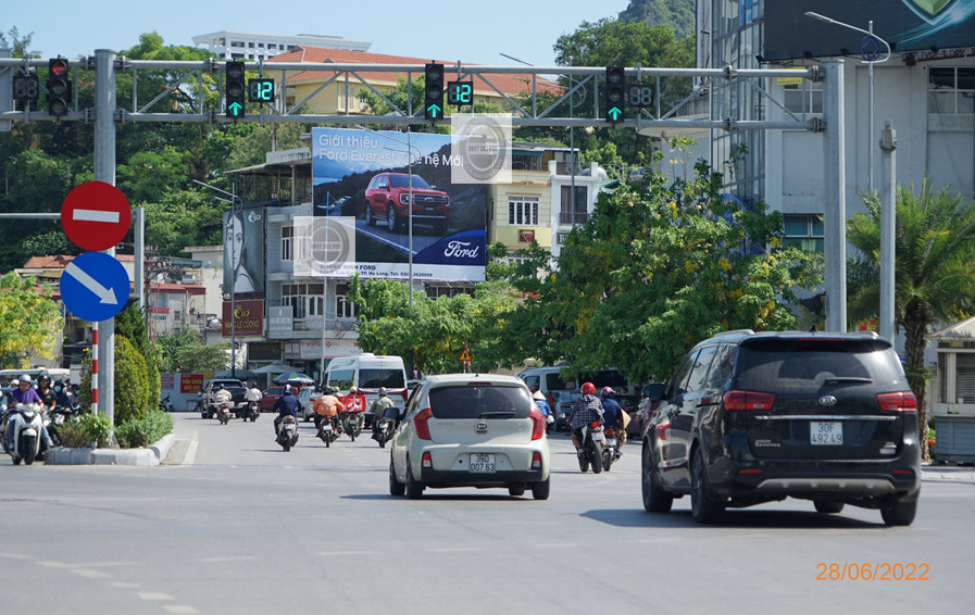 Biển quảng cáo tại Hạ Long