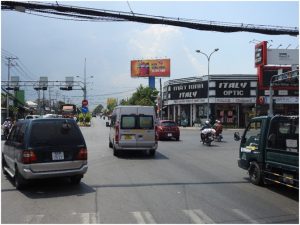 quảng cáo trên đường quốc lộ