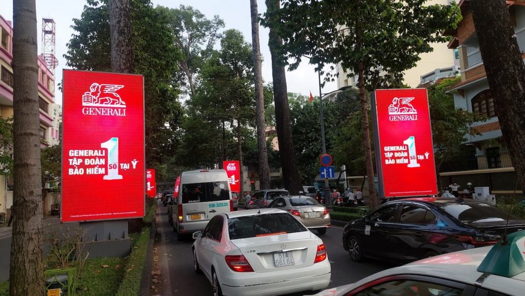 NGÀNH-BẢO-HIỂM-QUẢNG-CÁO-NGOÀI-TRỜI