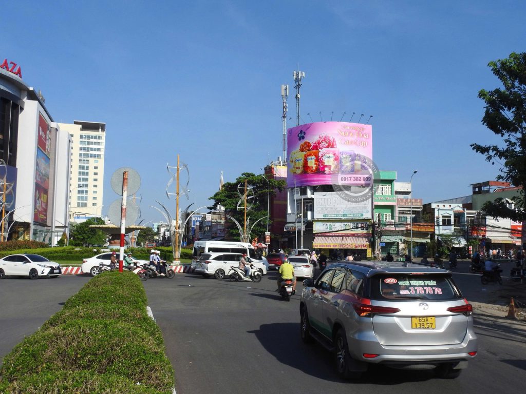 quảng cáo pano ốp tường ngoài trời