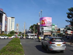 quảng cáo pano ốp tường ngoài trời