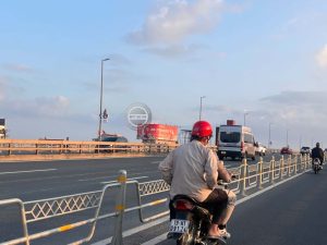 quảng cáo trên cầu nhật tân Hà Nội